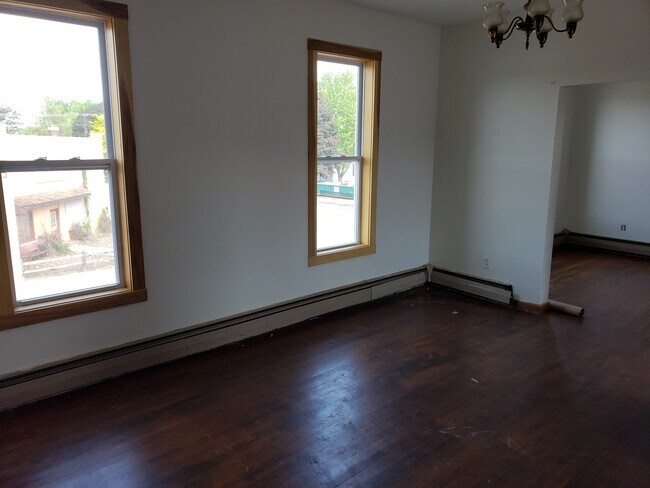 Building Photo - 102 E Lincoln Ave