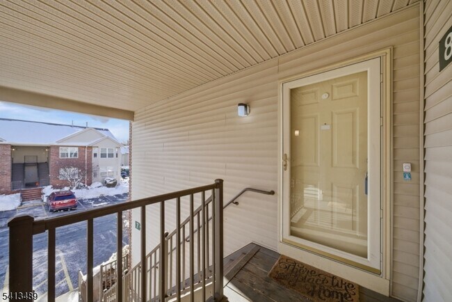 Foto del edificio - 8 Jennifer Dr