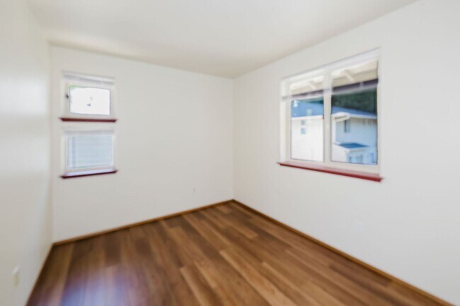 Foto del edificio - Desireable End Unit, Bremerton Triplex - A...