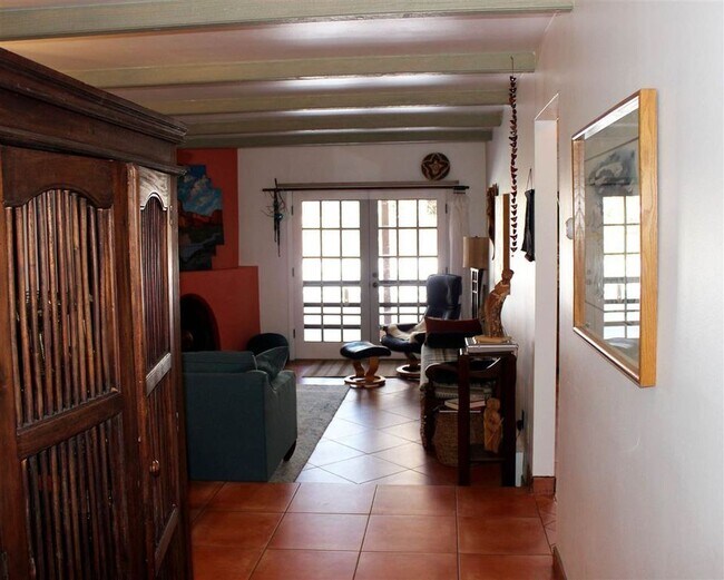 Building Photo - 405 Camino de la Placita Unit 2B