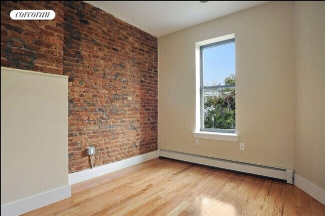 Foto del edificio - 1384 Madison St