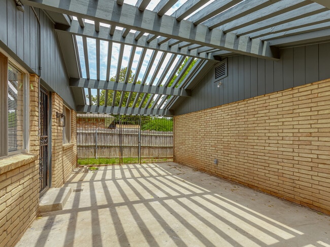 Building Photo - 1700 N Alexander Ln