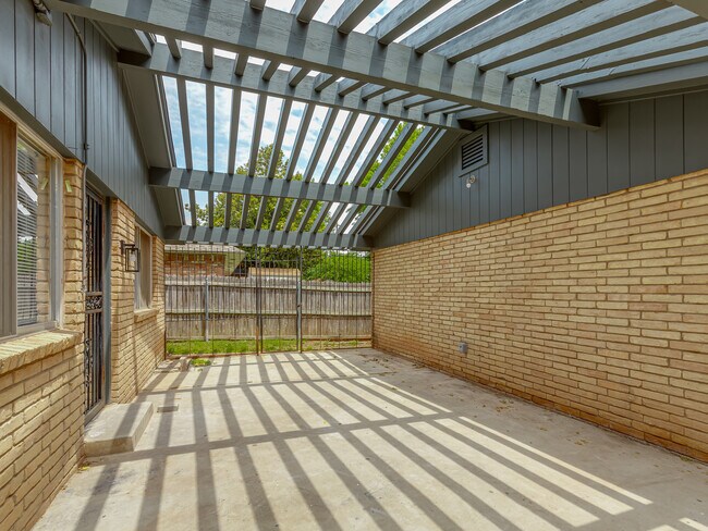 Foto del edificio - 1700 N Alexander Ln