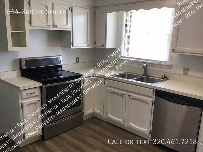 Building Photo - 614 3rd St S