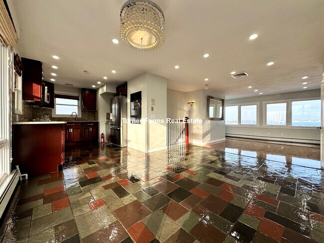 Foto del edificio - 62 Upland Rd