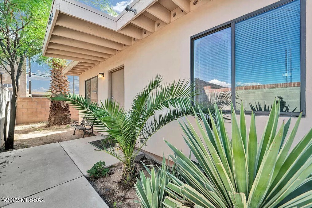 Foto principal - 1330 E 10th St