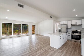 Building Photo - 4 Sunset Hill