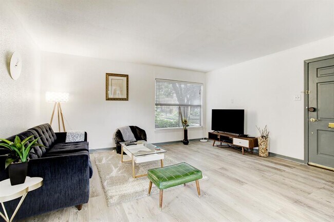Building Photo - 4018 Blue Bonnet Blvd