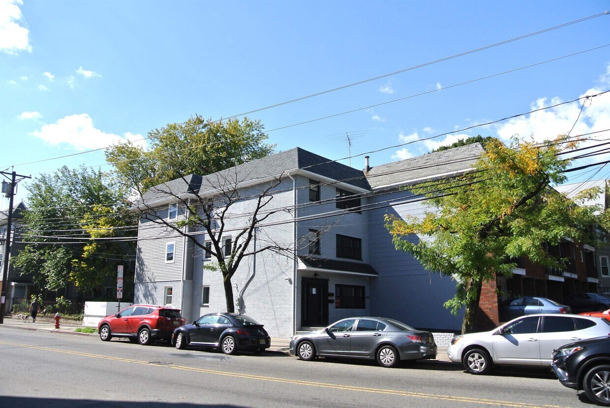 Primary Photo - 1 Reservoir Ave