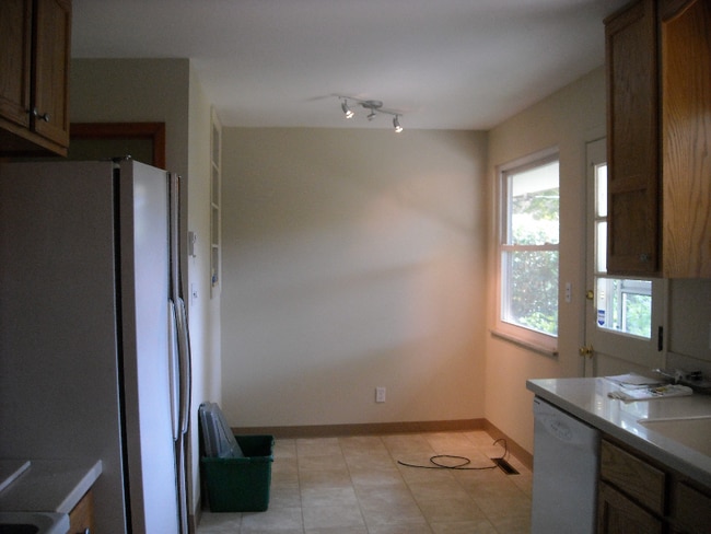 Building Photo - 353 E Clearview Ave