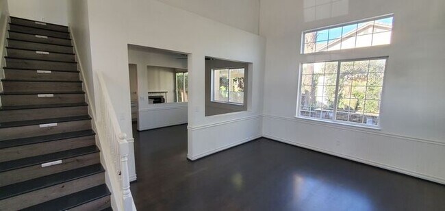 Foto del edificio - Tracy 4 Bedroom Home with Lot's of light a...