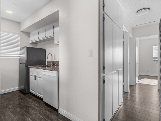 Building Photo - 1168 E 10th St