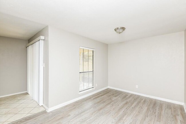Building Photo - 628 Nora Ln