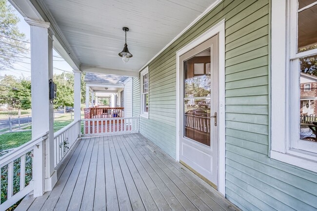 Building Photo - ALL UTILITIES INCLUDES In This Charming 2 ...