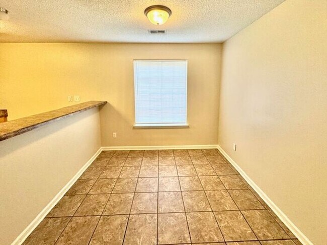 Foto del edificio - Step Up From Apartment Living, Now Leasing...