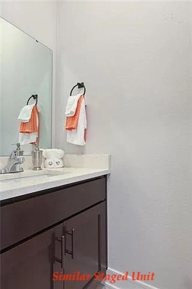 Foto del edificio - Stunning and Bright 3BR 2.5BA Townhome w/ 2-Car Garage • Quartzite Kitchen • Deck in Parkville