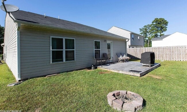Building Photo - Charming 3 bedroom 2 bath ranch style home...