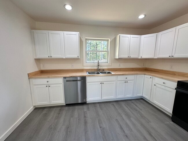 Building Photo - 560 White Pine Dr