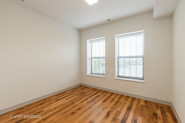 Building Photo - 325 E 44th St