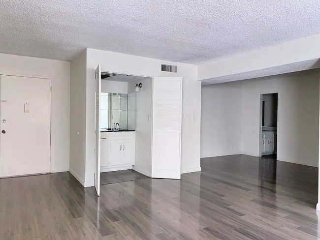 Building Photo - 310 S Clark Dr
