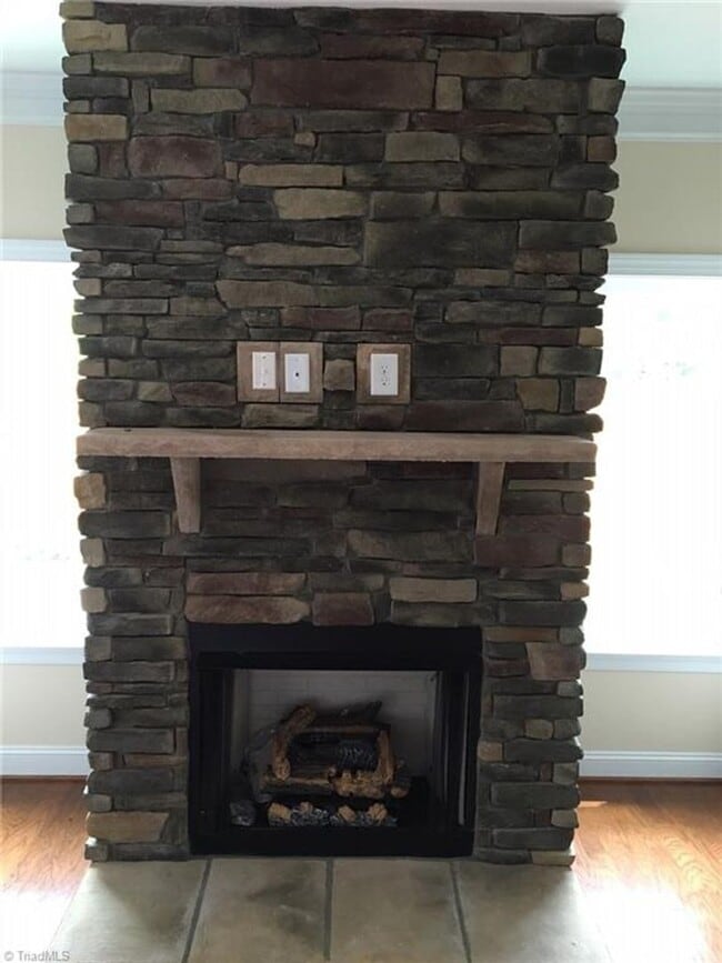 Building Photo - GORGEOUS 3 BED, 2.5 BATH TOWNHOME READY IN...