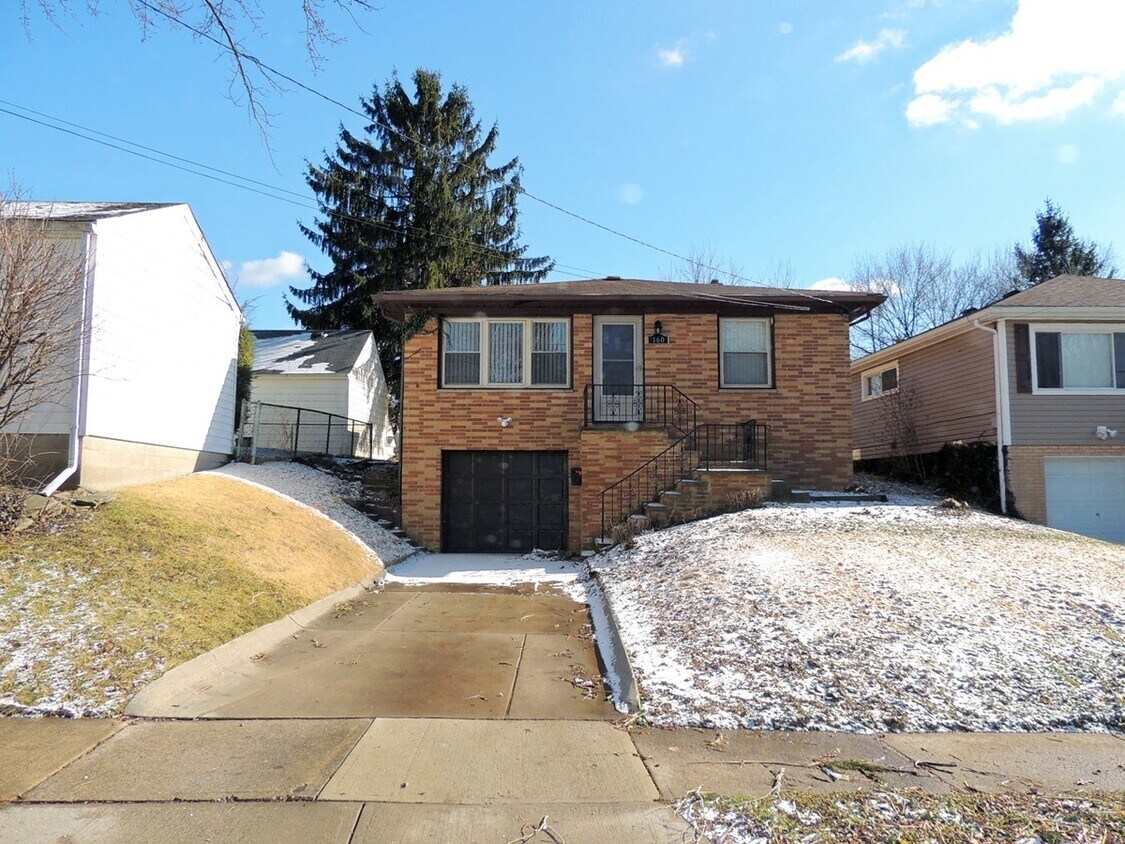 Foto principal - 3 Bed - 1 Bath Ranch for Rent in Bedford |...