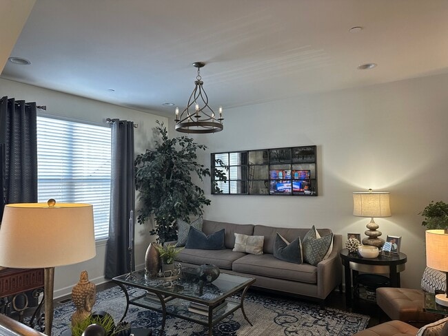 Building Photo - 1423 N Charles Ave