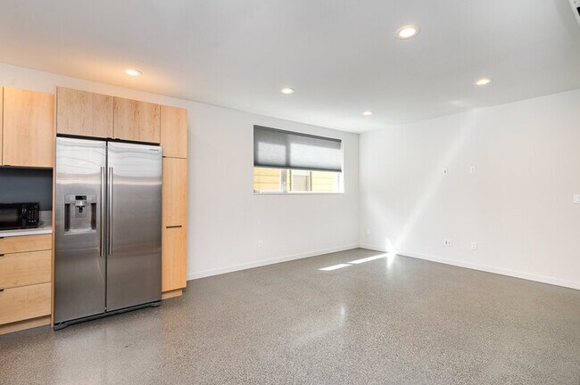 Building Photo - 426 26th Ave S