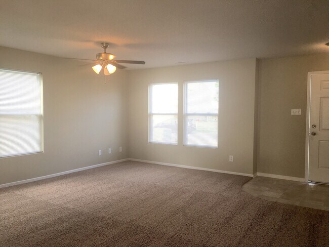 Building Photo - Beautiful 6 Bedroom 3 Bathroom 2 story Hom...