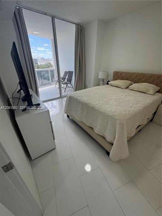Foto del edificio - 18201 Collins Ave