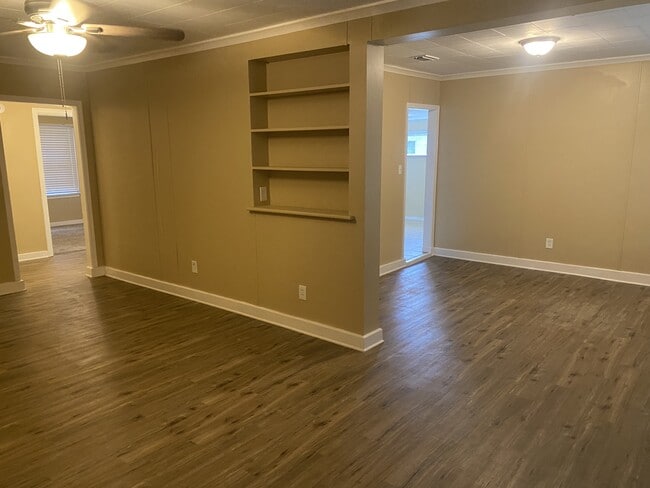 Building Photo - 154 Dobbs Ave