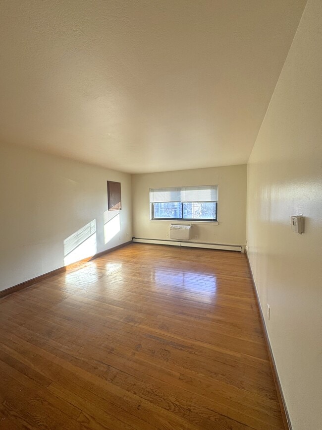 Building Photo - 580 Bridge St