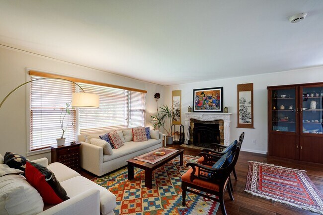 Building Photo - Furnished, Detached Home in Bethesda Alta Vista Available Short-term through May 2026