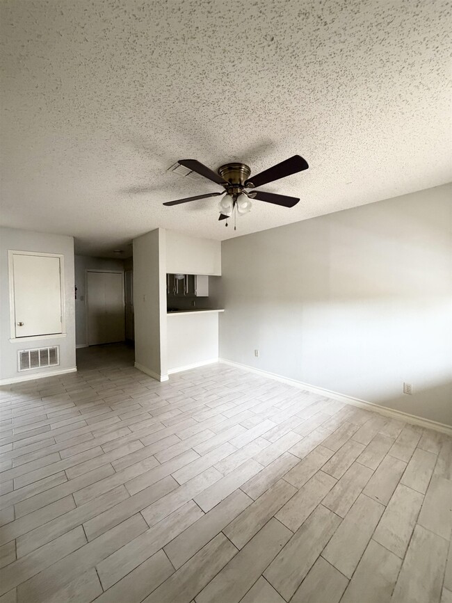 Building Photo - 216 E Cherry Ln