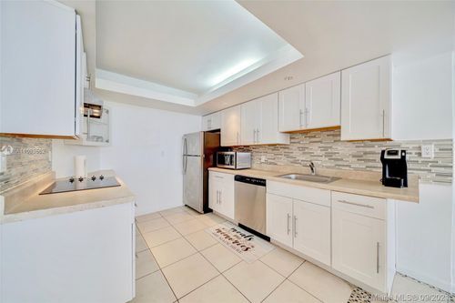 Building Photo - 1351 NE Miami Gardens Dr