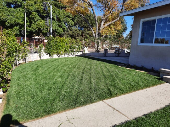 Foto del edificio - 8464 Hazeltine Ave