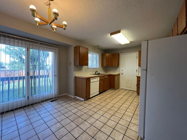 Building Photo - Charming 4-Bedroom Home for Rent in Fort C...