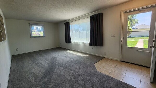 Building Photo - Amazing 3 bedroom Duplex - Super clean and ready to move in!