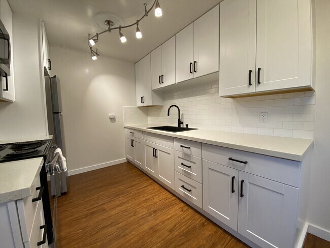 Foto del edificio - Cozy 1-Bed Retreat Overlooking Bellingham Bay with Utilities Savings!