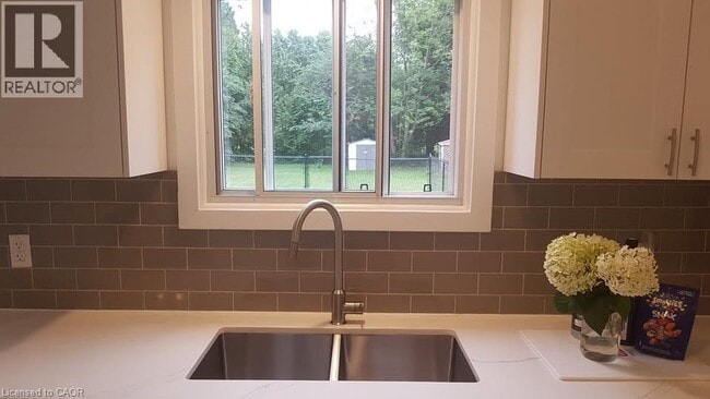 Building Photo - 203 Erb St E