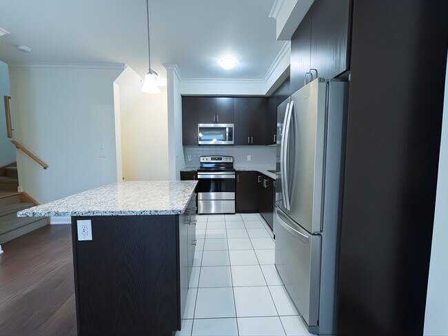 Photo du bâtiment - 590 N Service Rd