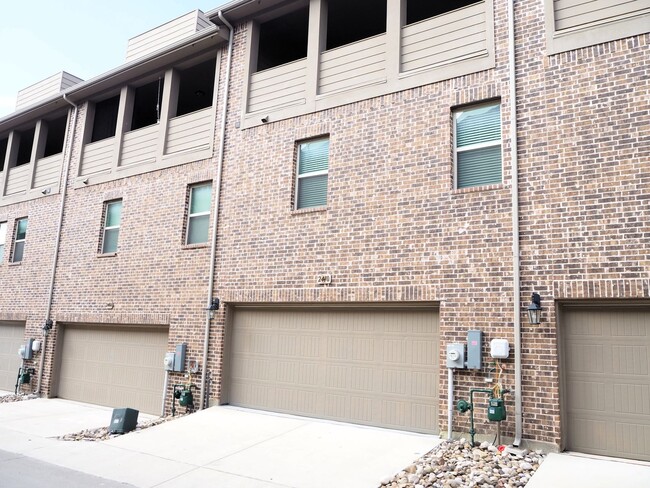 Foto del edificio - 3 Bed 3.5 Bath Townhouse in Lewisville