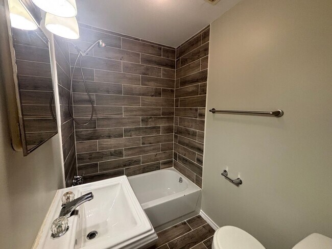 Building Photo - Charming 3 bedroom 2 bath home