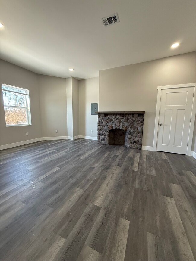 Foto del edificio - Newly Renovated 2 bedroom in Lincoln- Larimer