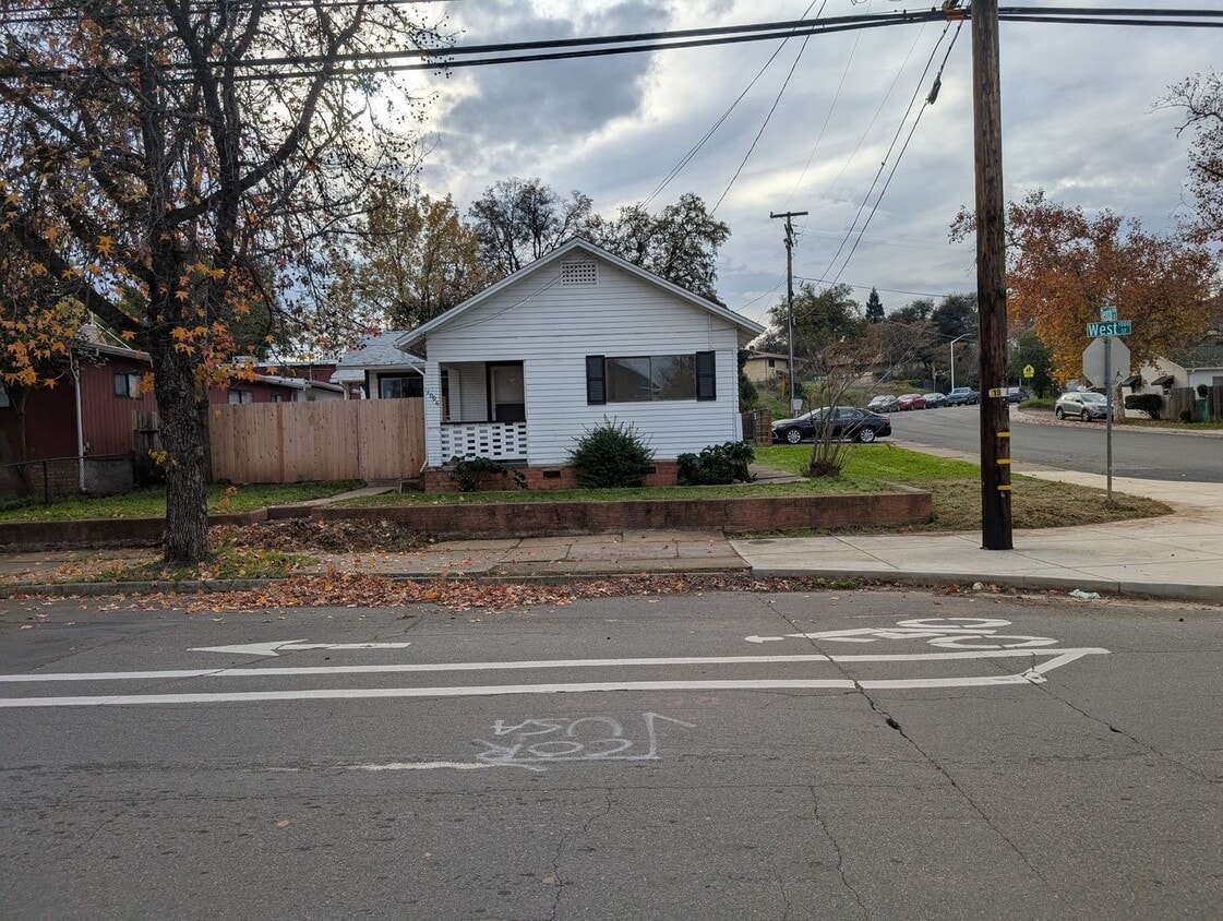 Building Photo - Two Bedroom House Downtown near Shasta High School