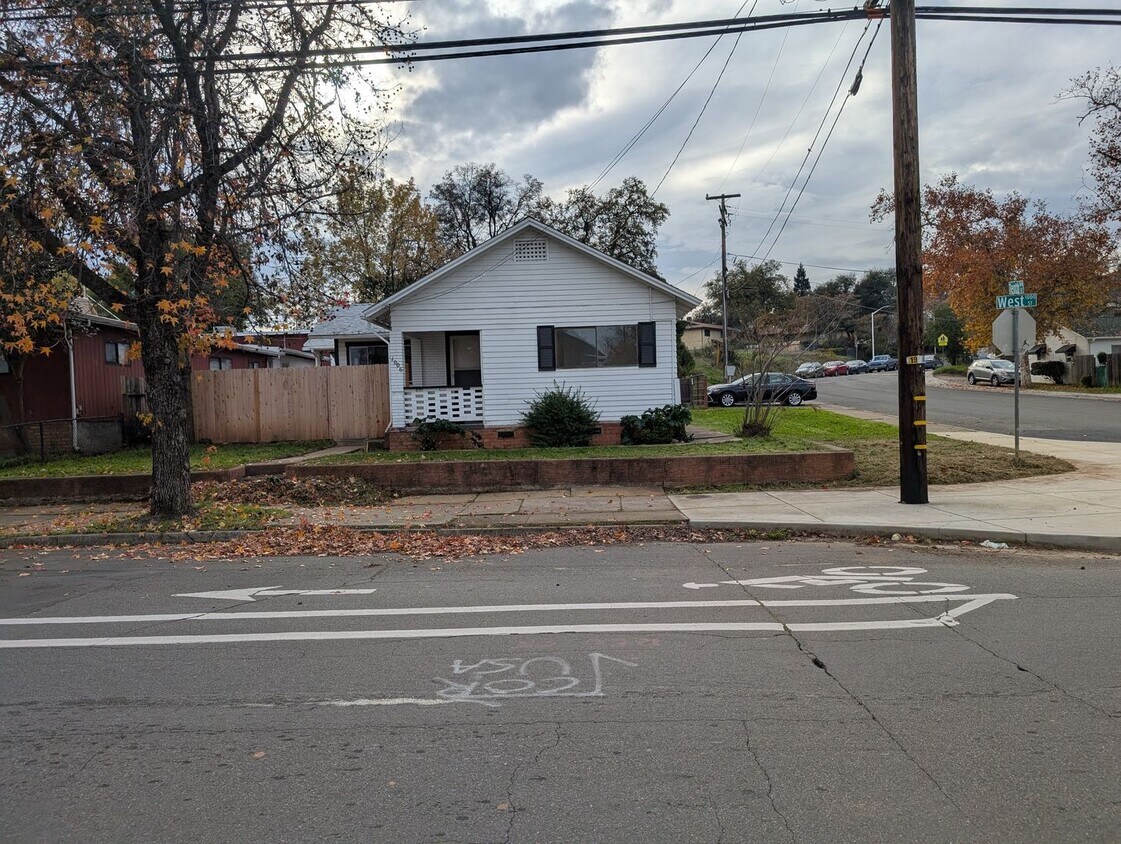 Foto del edificio - Two Bedroom House Downtown near Shasta High School