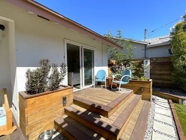 Building Photo - 2-Bedroom Private Home in Panorama City: 6...