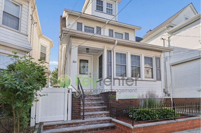 Foto del edificio - Spacious 4BR Single-Family Home with Garage, Driveway & Fenced Yard in Kearny