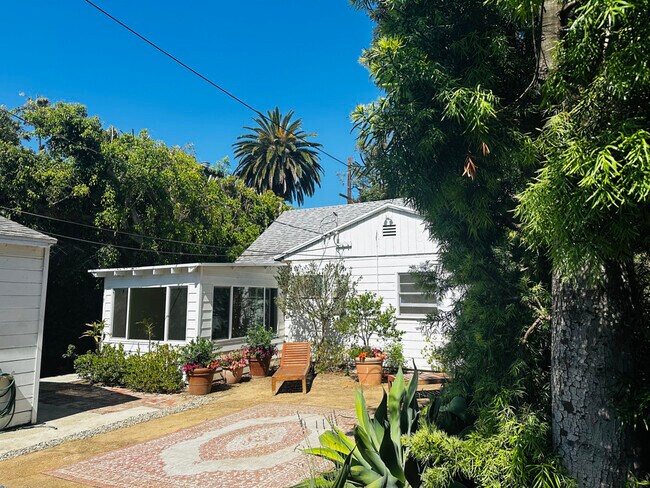 Beautiful, sunny backyard with citrus trees, perfect for summertime backyard BBQ's! - 924 Nowita Pl