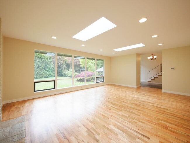 Building Photo - 3 Bed and 3 Bath Plus Office Private Singl...